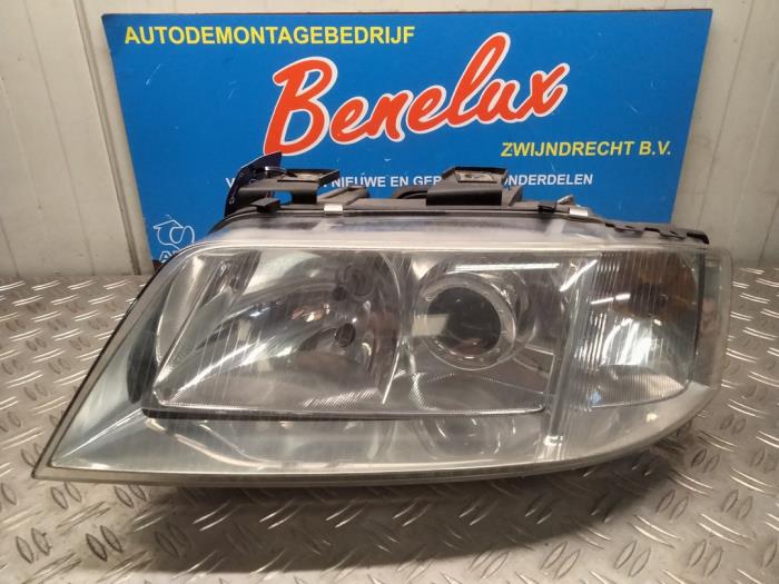 Używane Reflektor lewy Audi A6 (C5) 2.4 V6 30V Cena na żądanie oferowane przez Benelux Zwijndrecht B.V.