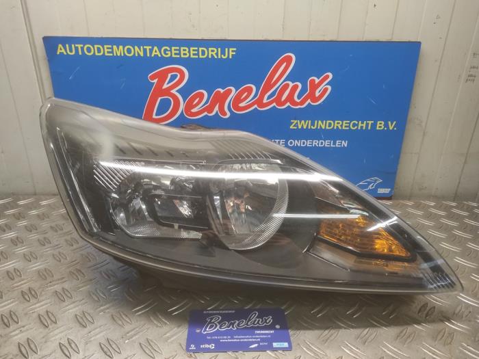 Używane Reflektor prawy Ford Focus 2 1.8 16V Flexifuel Cena na żądanie oferowane przez Benelux Zwijndrecht B.V.