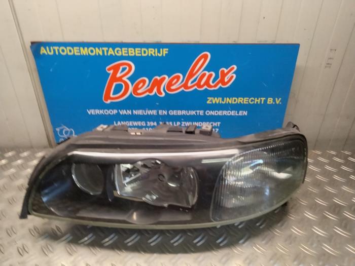 Używane Reflektor lewy Volvo V70 (SW) 2.4 20V 140 Cena € 325,00 Procedura marży oferowane przez Benelux Zwijndrecht B.V.