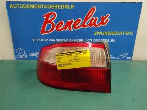 Używane Tylne swiatlo pozycyjne lewe Renault Laguna II (BG) 1.6 16V Cena na żądanie oferowane przez Benelux Zwijndrecht B.V.