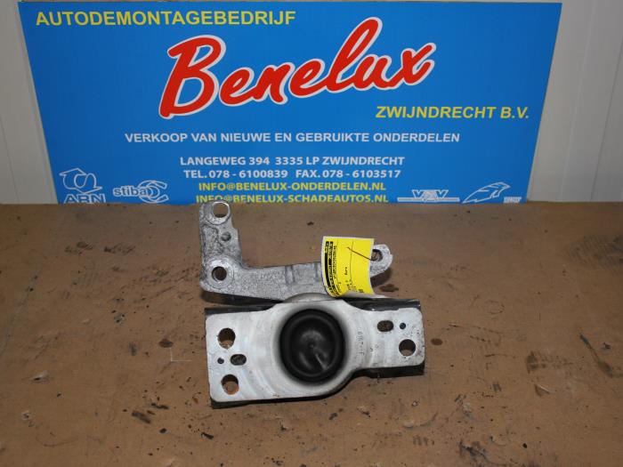 Engine mount from a Renault Clio III (BR/CR) 1.6 16V 2006
