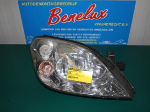 Used Headlight, right Nissan Primera Wagon (W12) 2.2 dCi 16V Price on request offered by Benelux Zwijndrecht B.V.
