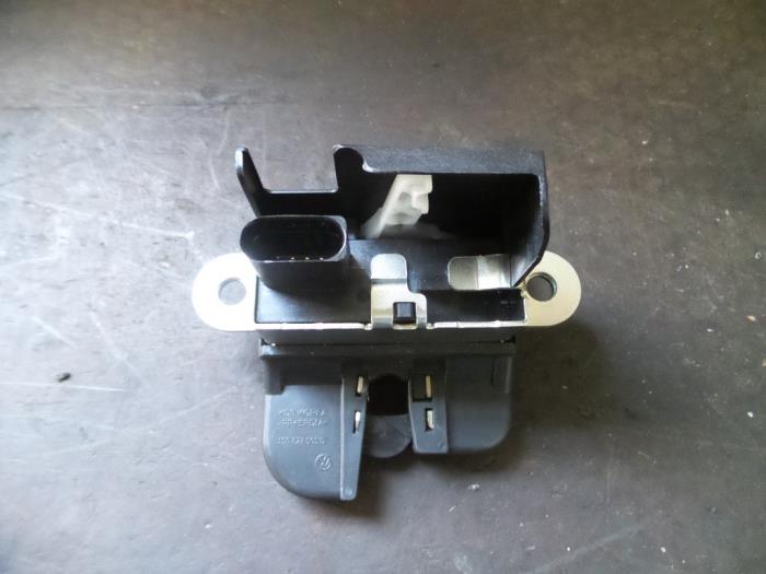 Tailgate lock mechanism from a Volkswagen Up! (121) 1.0 12V 75 2015