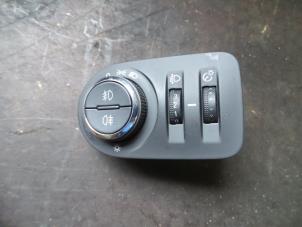 Usados Interruptor de luz Opel Corsa D 1.4 16V Twinport Precio de solicitud ofrecido por Autodemontage Joko B.V.