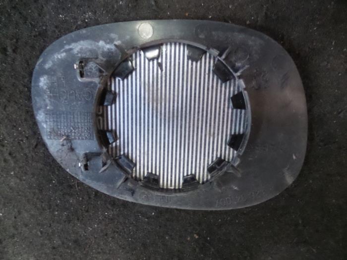 Mirror glass, left from a Peugeot 206 SW (2E/K) 1.6 HDi 16V FAP 2005