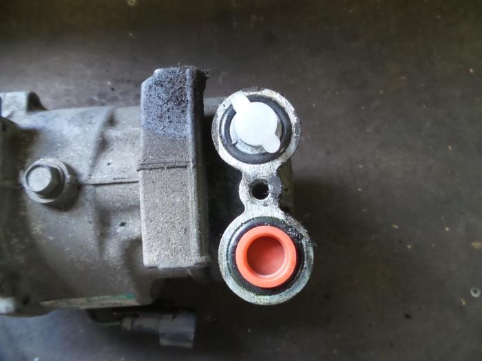 Air conditioning pump from a Ford Fiesta 5 (JD/JH) 1.4 TDCi 2006