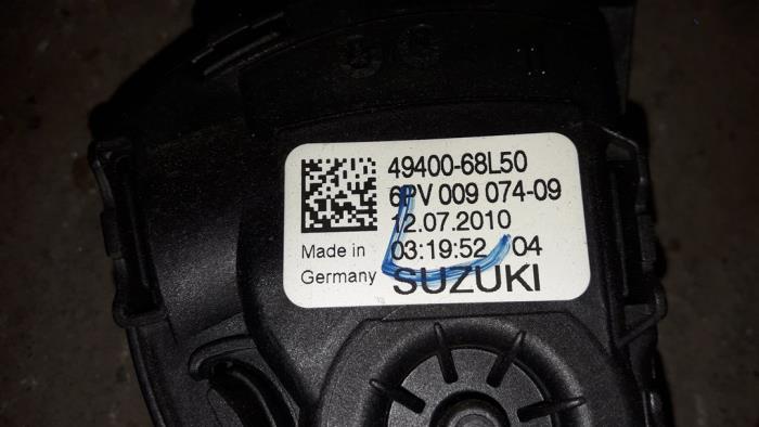 Accelerator pedal from a Suzuki Swift (ZA/ZC/ZD) 1.2 16V 2011