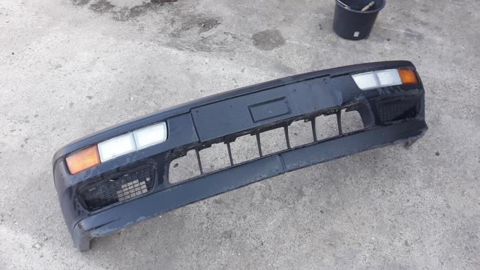 Front bumper from a Volkswagen Golf III (1H1) 1.4 CL 1993