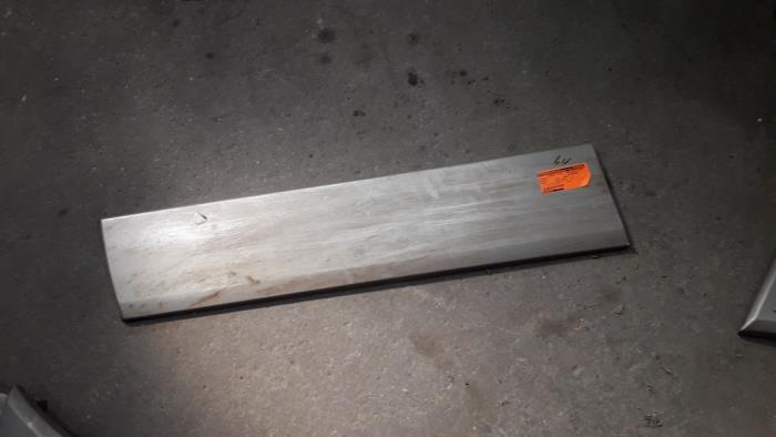 Begagnade Dekorstripe Mercedes 190 (W201) 2.0 E Pris på förfrågan erbjuds av Autodemontage Joko B.V.