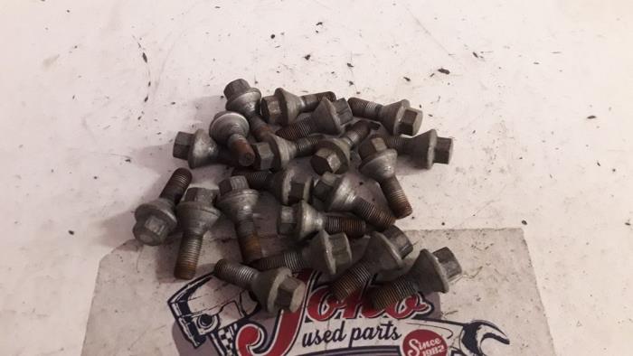 Set of wheel bolts from a Opel Movano 2.5 DTI 2005