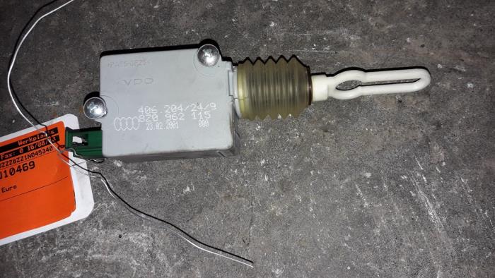 Central locking motor from a Audi A2 (8Z0) 1.4 16V 2001
