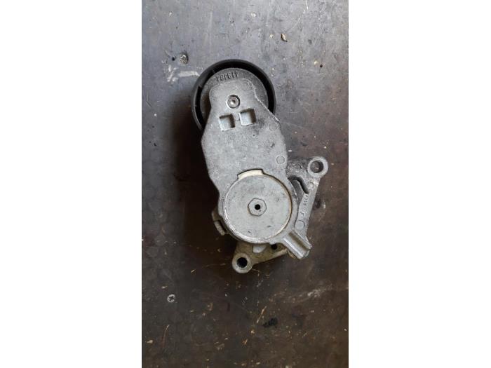Usados Rodillo tensor correa múltiple Toyota Aygo (B10) 1.4 HDI Precio de solicitud ofrecido por Autodemontage Joko B.V.