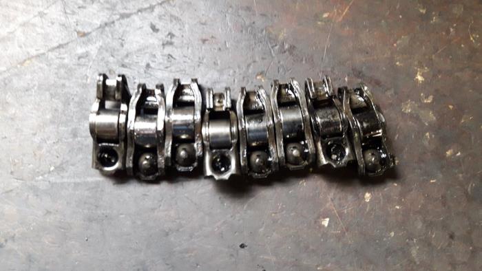 Rocker arm from a Toyota Aygo (B10) 1.4 HDI 2007