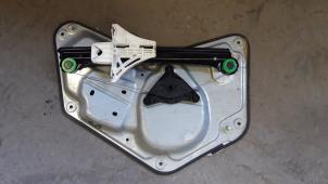 Usagé Lève vitre électrique arrière gauche Skoda Yeti (5LAC) 1.6 TDI Greenline Prix sur demande proposé par Autodemontage Joko B.V.