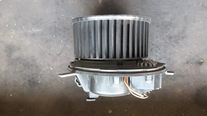 Heating and ventilation fan motor from a Skoda Yeti (5LAC) 1.6 TDI Greenline 2013