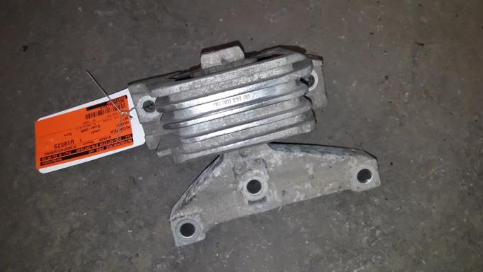 Engine mount from a Peugeot 207/207+ (WA/WC/WM) 1.4 2005