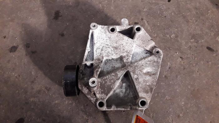 Usagé Support dynamo haut Opel Zafira (M75) 1.9 CDTI Prix sur demande proposé par Autodemontage Joko B.V.