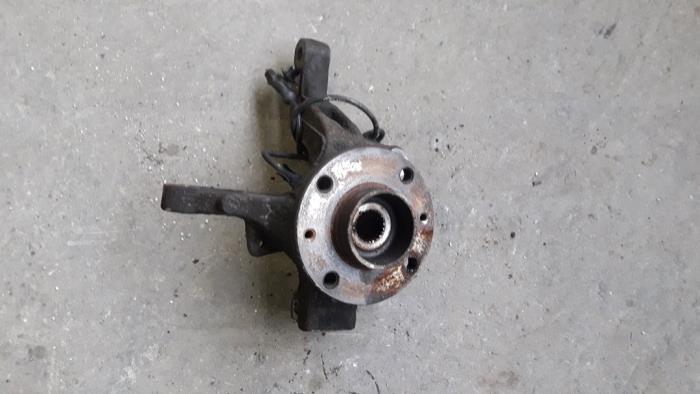 Knuckle, front right from a Renault Clio III (BR/CR) 1.5 dCi 70 2008