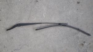 Used Front wiper arm Renault Clio III (BR/CR) 1.5 dCi 70 Price on request offered by Autodemontage Joko B.V.