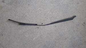 Used Front wiper arm Renault Clio III (BR/CR) 1.5 dCi 70 Price on request offered by Autodemontage Joko B.V.