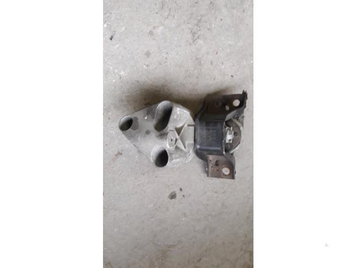 Used Engine mount Renault Clio III (BR/CR) 1.5 dCi 70 Price on request offered by Autodemontage Joko B.V.