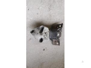 Used Engine mount Renault Clio III (BR/CR) 1.5 dCi 70 Price on request offered by Autodemontage Joko B.V.