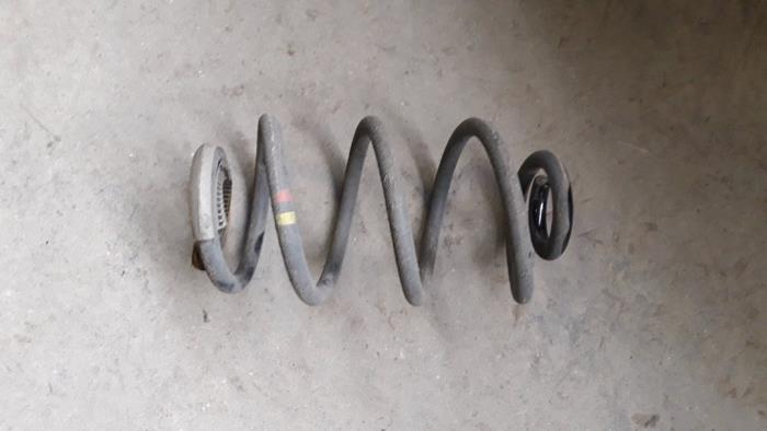 Rear coil spring from a Renault Clio III (BR/CR) 1.5 dCi 70 2008