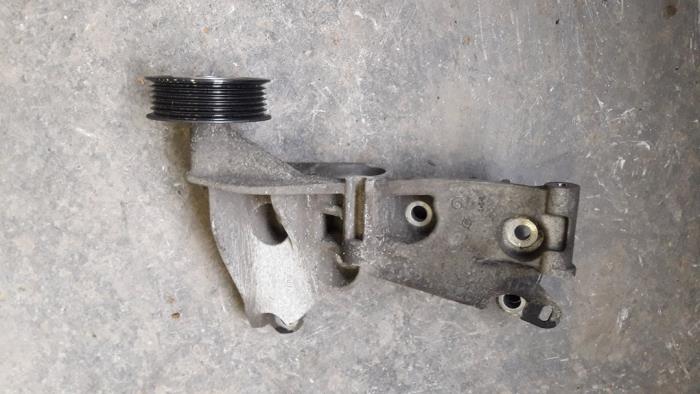 Usagé Support dynamo haut Renault Clio III (BR/CR) 1.5 dCi 70 Prix sur demande proposé par Autodemontage Joko B.V.