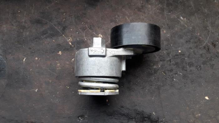 Drive belt tensioner from a Renault Clio III (BR/CR) 1.5 dCi 70 2008