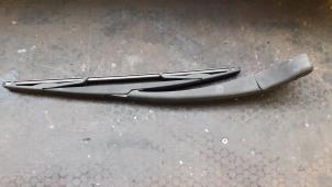 Used Rear wiper arm Renault Clio III (BR/CR) 1.5 dCi 70 Price on request offered by Autodemontage Joko B.V.