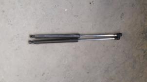 Used Rear gas strut, left Renault Clio III (BR/CR) 1.5 dCi 70 Price on request offered by Autodemontage Joko B.V.