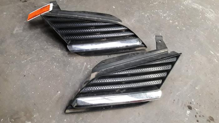 Begagnade Grill Nissan Primera Traveller (W12) 1.8 16V Pris på förfrågan erbjuds av Autodemontage Joko B.V.