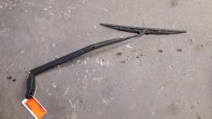 Used Front wiper arm Nissan Primera Wagon (W12) 1.8 16V Price on request offered by Autodemontage Joko B.V.
