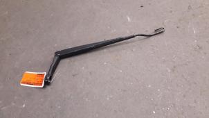 Used Front wiper arm Nissan Primera Wagon (W12) 1.8 16V Price on request offered by Autodemontage Joko B.V.