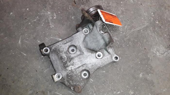 Usagé Support dynamo haut Nissan Primera Traveller (W12) 1.8 16V Prix sur demande proposé par Autodemontage Joko B.V.