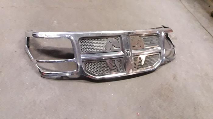 Używane Grill Dodge Nitro 2.8 CRD 16V 4x4 Cena na żądanie oferowane przez Autodemontage Joko B.V.