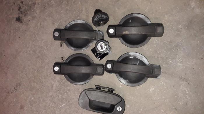 Set of cylinder locks (complete) from a Fiat Doblo (223A/119) 1.6 16V 2002