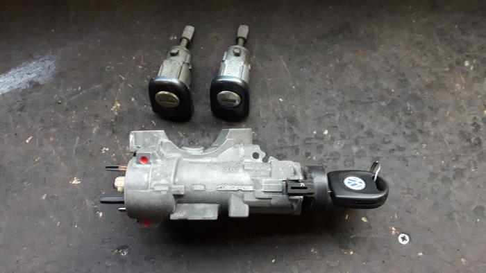 Ignition lock + key from a Volkswagen Polo IV (9N1/2/3) 1.2 12V 2002