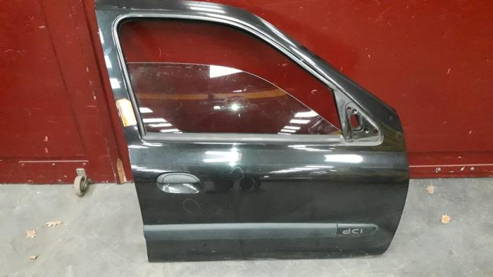 Front door 4-door, right from a Renault Clio II Societe (SB) 1.5 dCi 68 2006