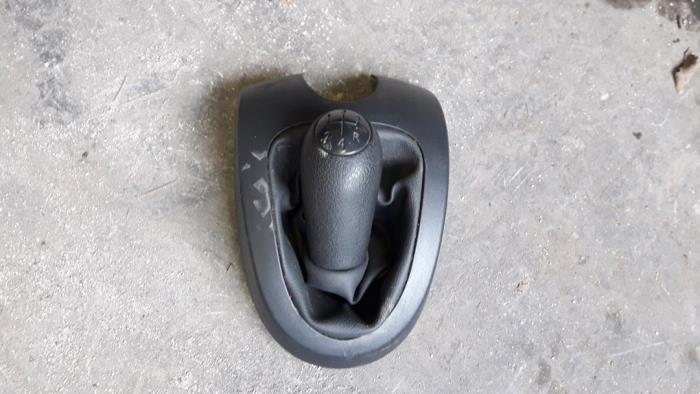 Gear stick knob from a Renault Twingo II (CN) 1.5 dCi 90 FAP 2011