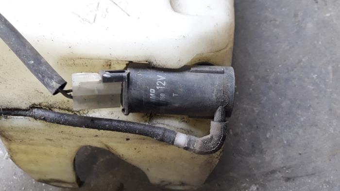 Bomba de limpiaparabrisas delante de un Mazda Demio (DW) 1.3 16V 1998