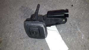 Used Tailgate handle Renault Clio II (BB/CB) 1.4 Price on request offered by Autodemontage Joko B.V.