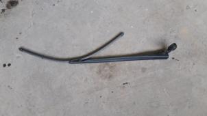 Used Front wiper arm Seat Leon (1P1) 1.9 TDI 90 Price on request offered by Autodemontage Joko B.V.