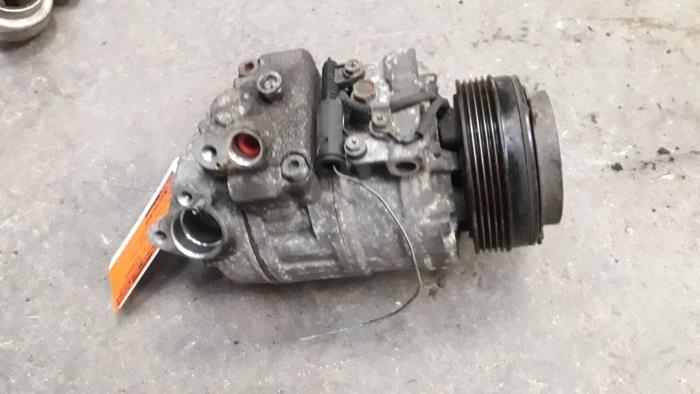 Air conditioning pump from a BMW 5 serie Touring (E39) 530i 24V 2001