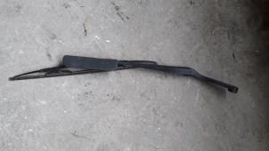 Used Front wiper arm Ssang Yong Rexton 2.9 TD RJ 290 Price on request offered by Autodemontage Joko B.V.