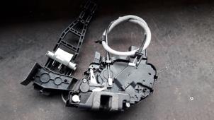 Używane Mechanizm blokady drzwi lewych tylnych wersja 4-drzwiowa Ford S-Max (GBW) 1.8 TDCi 16V Cena na żądanie oferowane przez Autodemontage Joko B.V.