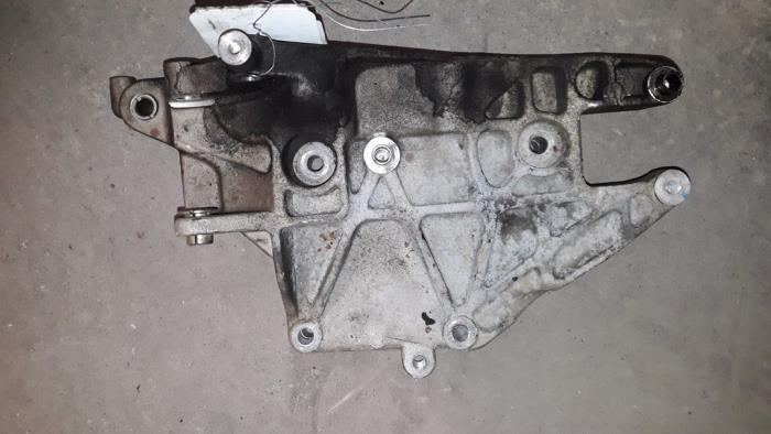 Usagé Support dynamo haut Fiat Doblo Cargo (263) 1.3 MJ 16V DPF Euro 5 Prix sur demande proposé par Autodemontage Joko B.V.