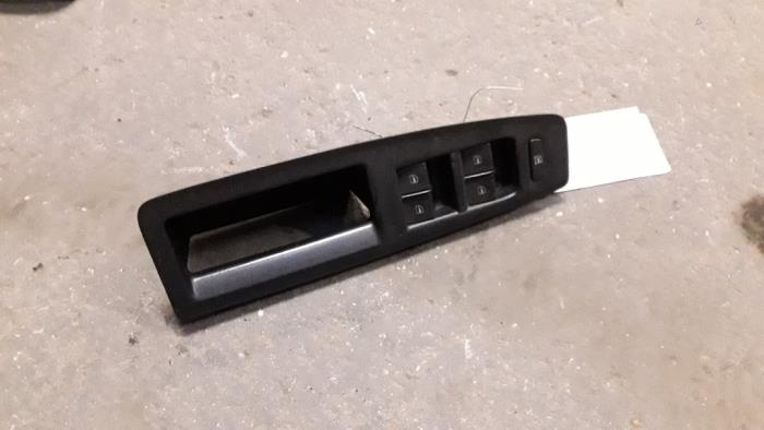 Electric window switch from a Volkswagen Polo IV (9N1/2/3) 1.4 TDI 80 2008