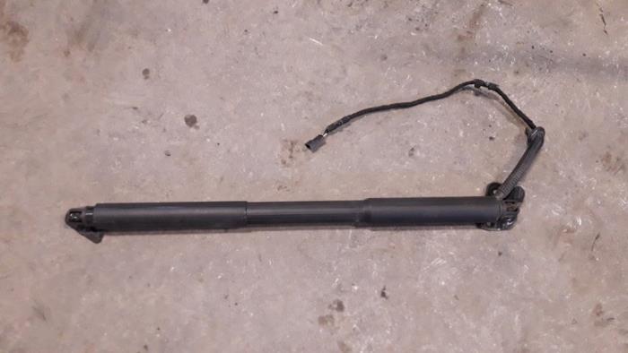 Rear gas strut, left from a BMW 3 serie Touring (F31) 318d 2.0 16V 2013