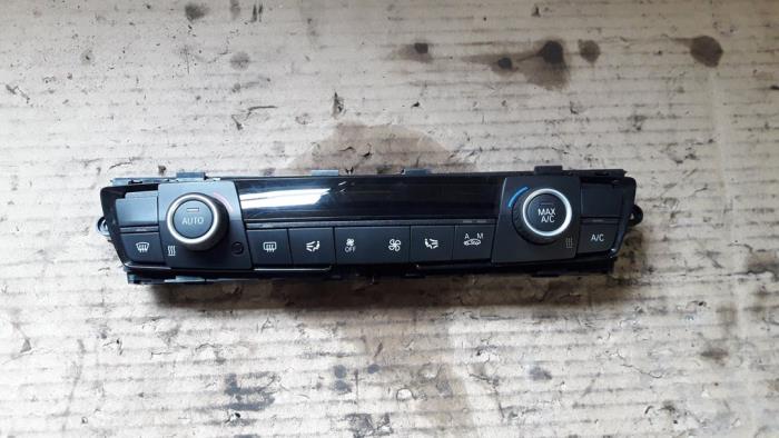Heater control panel from a BMW 3 serie Touring (F31) 318d 2.0 16V 2013